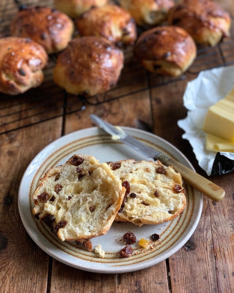 YORKSHIRE STICKY FRUIT BUNS – SOURDOUGH