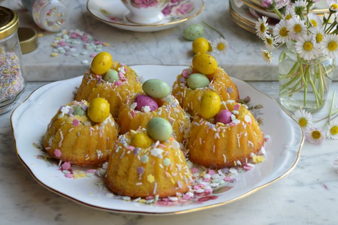 Little Easter Cakes: Mini Chocolate Drizzle Bundt Cakes