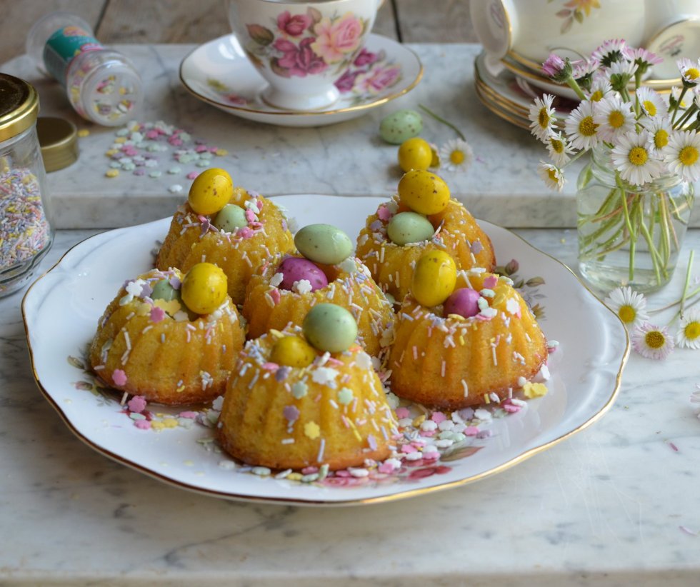 Little Easter Cakes: Mini Chocolate Drizzle Bundt Cakes