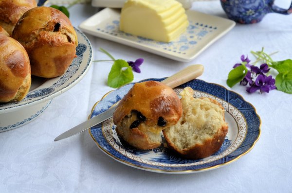 Recipe: Traditional Hot Cross Buns for Easter in the style of Brioche! 