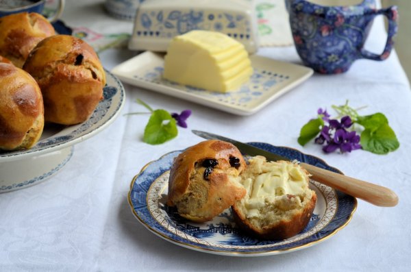 Recipe: Traditional Hot Cross Buns for Easter in the style of Brioche! 