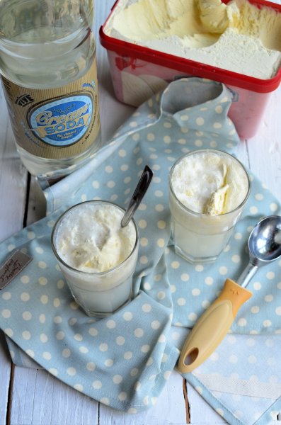 Vintage Ice Cream Parlours, Ice Cream Vans and Shatin Heights Hotel Ice Cream Soda! (5:2 Recipe)