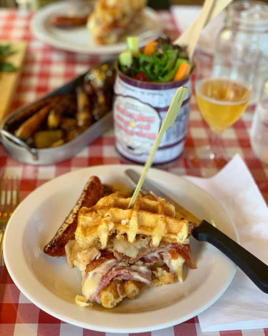 lunch at the authentic and first Apple Shack in Quebec, Labonté de la pomme