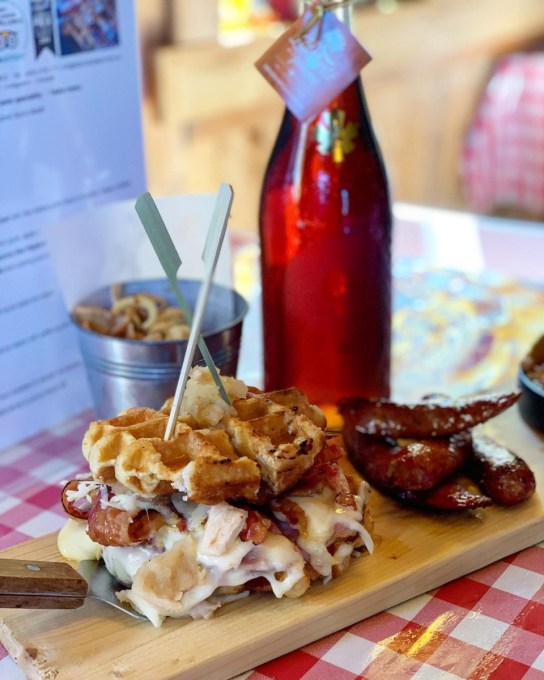 lunch at the authentic and first Apple Shack in Quebec, Labonté de la pomme