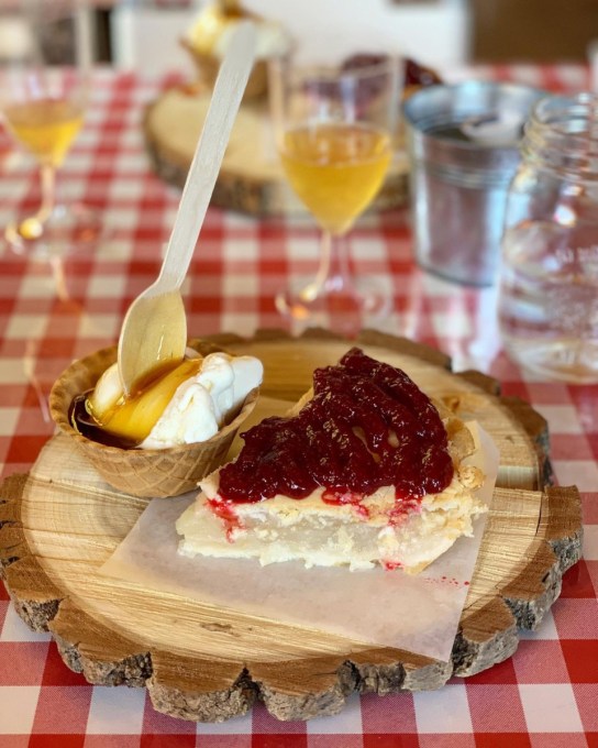 lunch at the authentic and first Apple Shack in Quebec, Labonté de la pomme