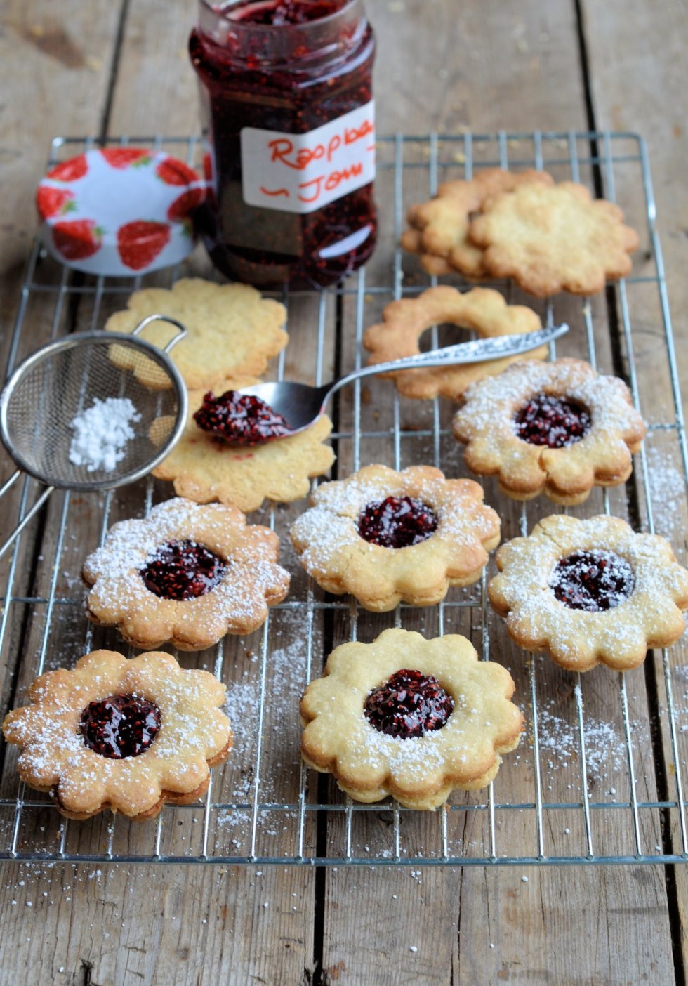 Posh Jam Biscuits! Jammie Daisy Dodgers (Biscuits/Cookies) Recipe