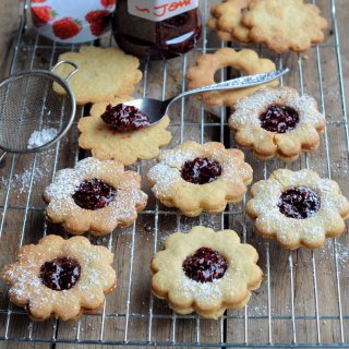 Posh Jam Biscuits! Jammie Daisy Dodgers (Biscuits/Cookies) Recipe