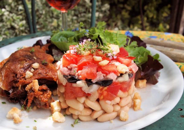 Cassoulet salade d'été avec confit d'canard (Summer Cassoulet Salad with Preserved Duck).