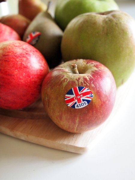 Taste the Season with British Apples and Pears: Apple, Bramble & Pear Tray Bake Recipe