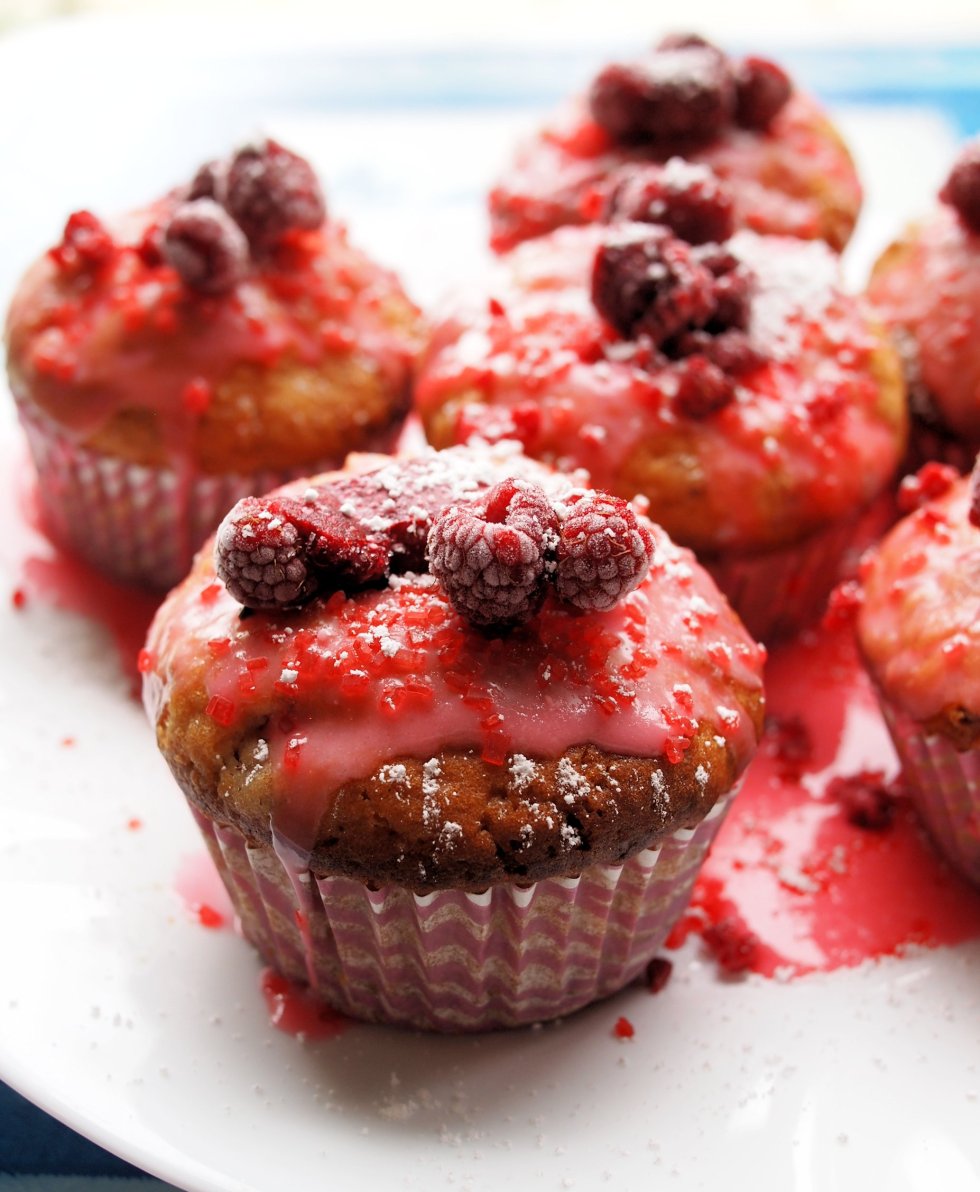 An Autumn Baking Day - Redcurrant Fairy Cakes with Raspberries!