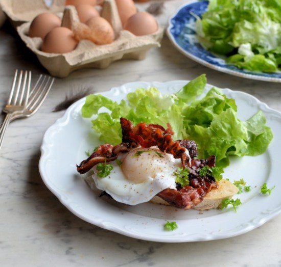 POACHED EGGS AND BACON ON SOURDOUGH TOAST