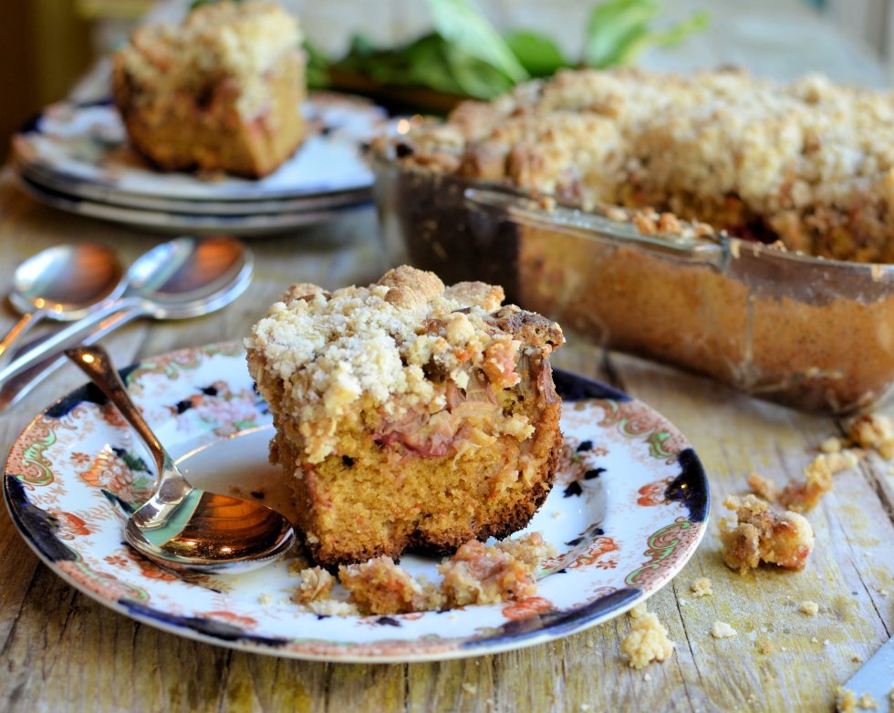 Baking Treats for Britain: Rhubarb Crumble Tray-Bake Cake