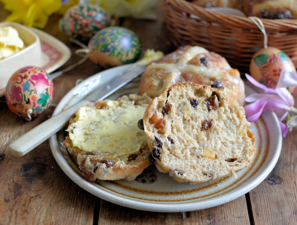 Easy No Knead Sourdough Hot Cross Buns